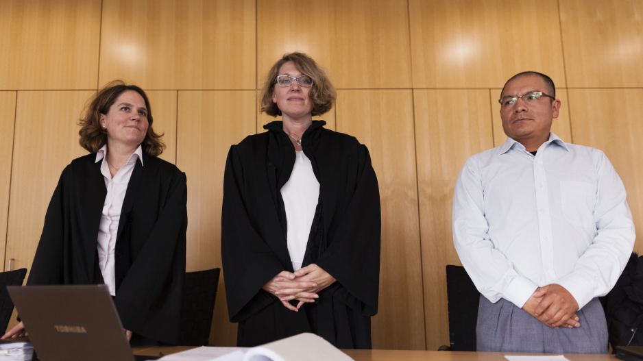 Saúl Luciano Lliuya with the lawyers Dr. Roda Verheyen and Clara Goldmann at the Higher Regional Court of Hamm